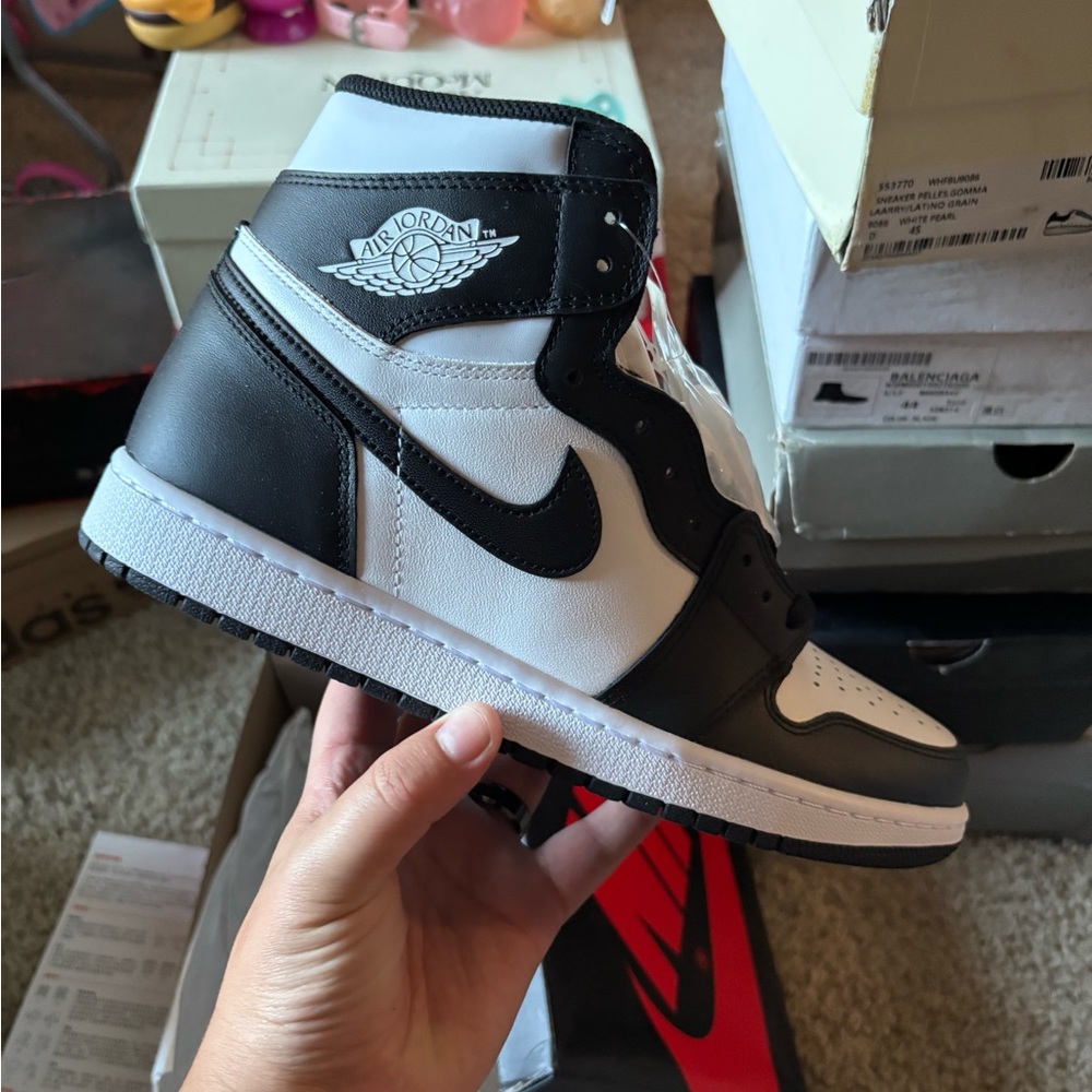 Jordan retro 1 high black and white